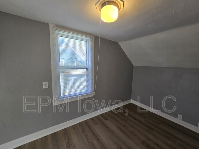 Building Photo - 908 W 6th St