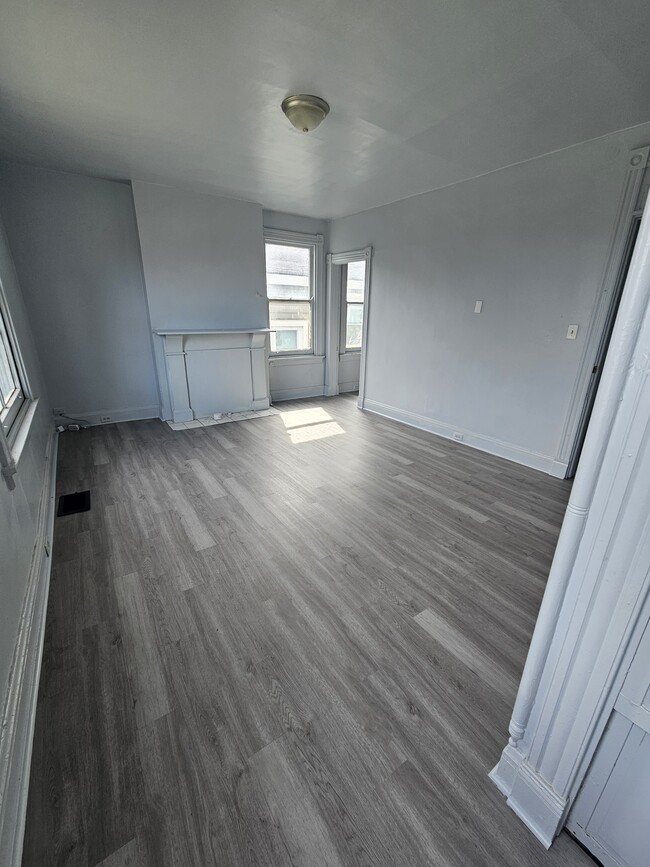 Building Photo - 633 Hawthore Ave