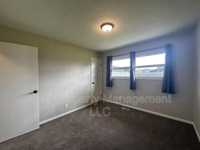 Building Photo - 8060 State St
