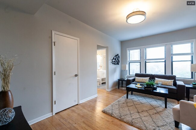 Building Photo - Uptown - 1 Bed / 1 Bath - Dog Friendly!