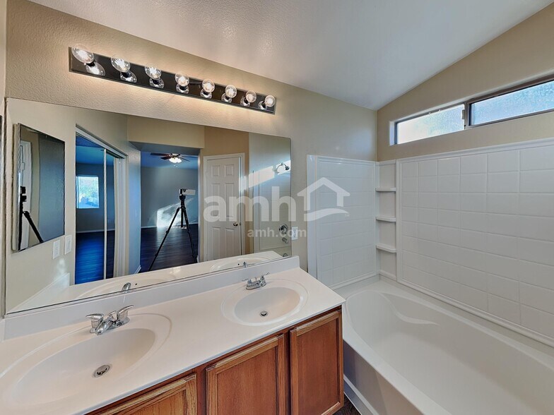 Building Photo - 3469 Chelsea Grove St