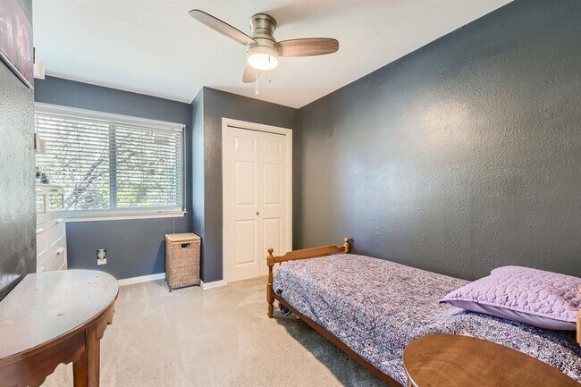 Building Photo - 4910 Pelham Dr