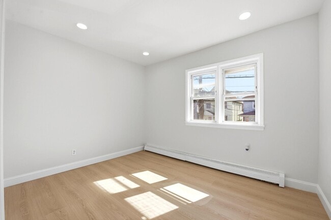 Building Photo - 139 W 51st St