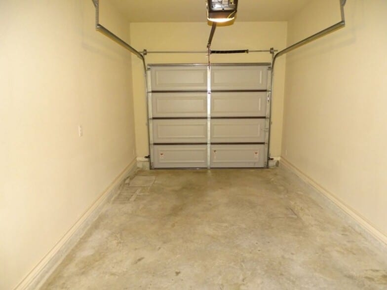 Building Photo - 7054 Lakeview Dr