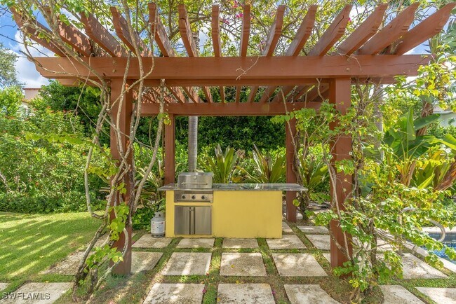 Building Photo - 300 3rd Ave S