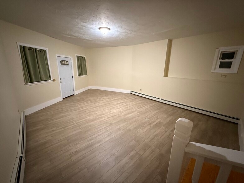 Building Photo - 292 Knight St