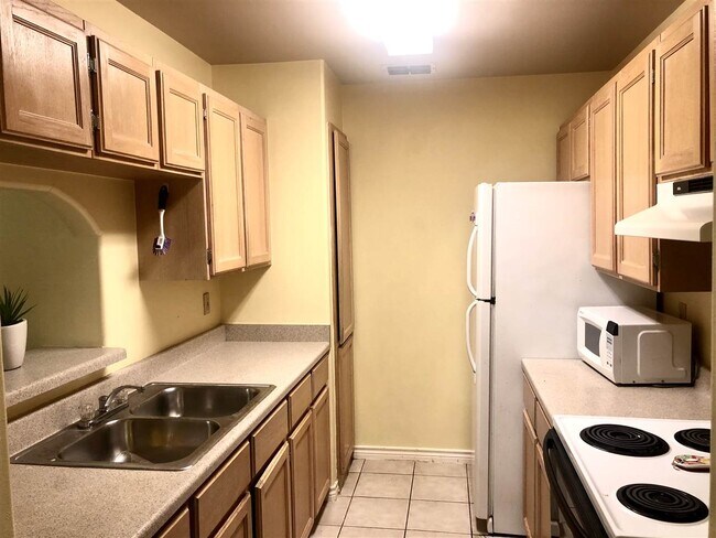 Building Photo - 9802 Cantera Ct