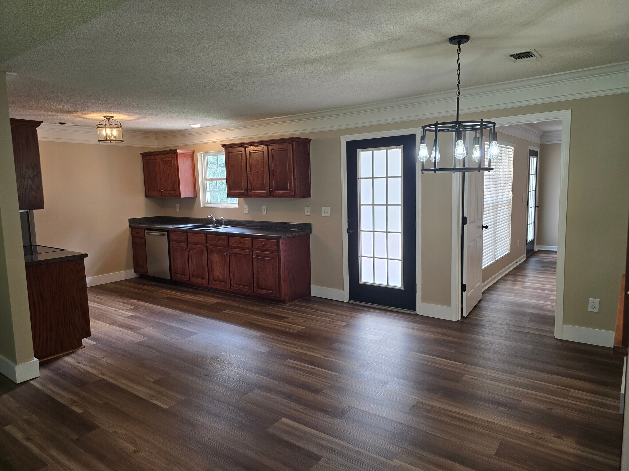 Kitchen - 2065 Pinemount Blvd