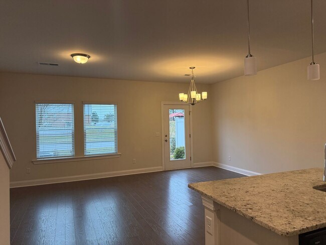 Building Photo - Three Bedroom Townhome Close to Columbia S...
