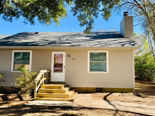 Primary Photo - Renovated 2BR/1BA + Covered Deck, Fenced Y...