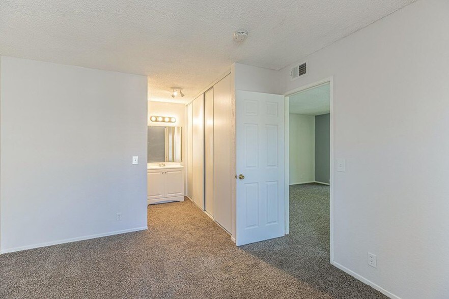 Building Photo - 2554 Olive Dr