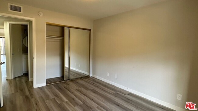 Building Photo - 923 Lotus Cir