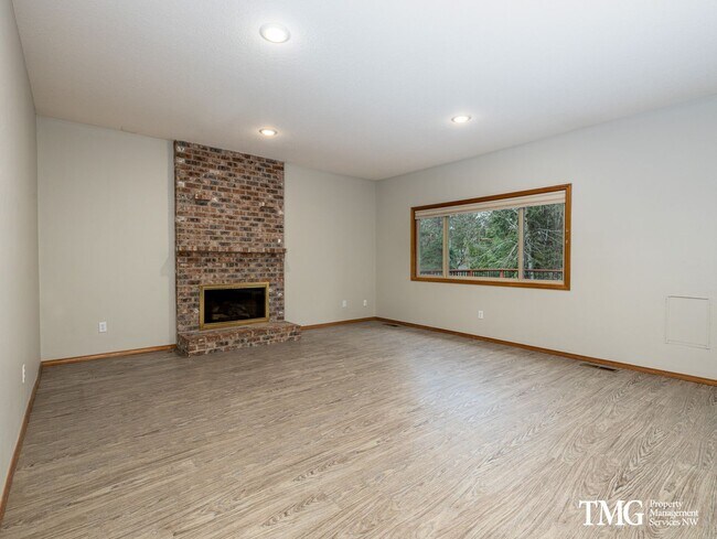 Building Photo - Grand 5+ Bedroom Home in Desirable Garden Home- Raleigh Hills Location with 2800 Sq Ft!