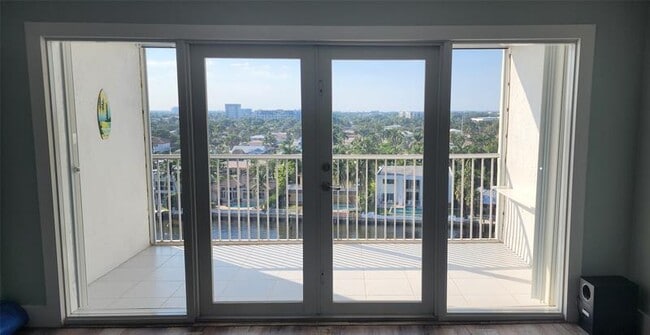 Building Photo - 299 N Riverside Dr