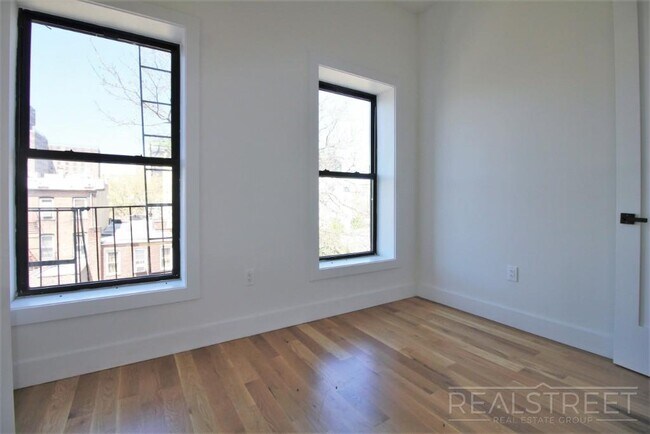 Building Photo - Brand NEW 4 Bed 1 Bath Floor-Thru Brownsto...