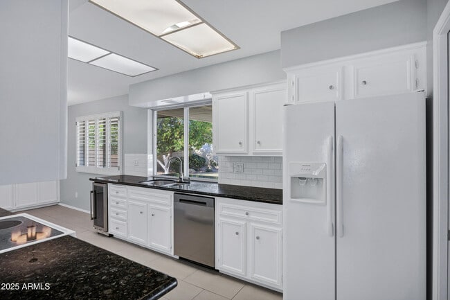 Building Photo - 8558 E Vía De Viva