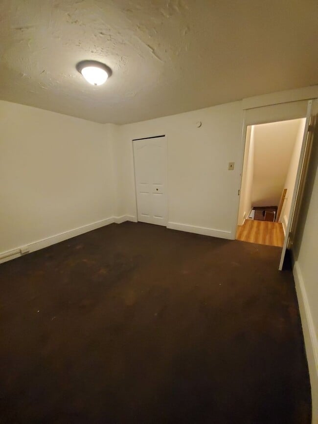 Building Photo - Spacious 3 Bedroom 1.5 Bath Brick Home