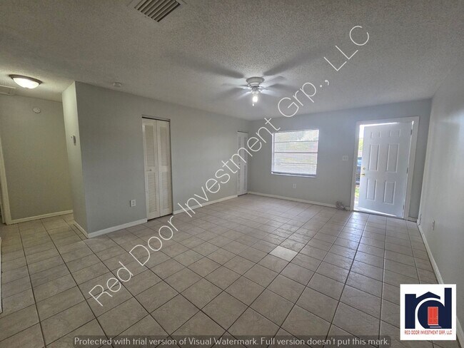 Building Photo - Spacious 3/1 Duplex with Laundry Room