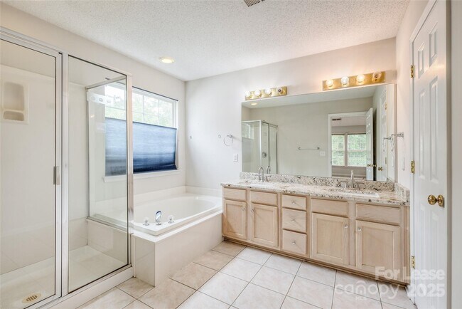 Building Photo - 16017 Woodcote Dr