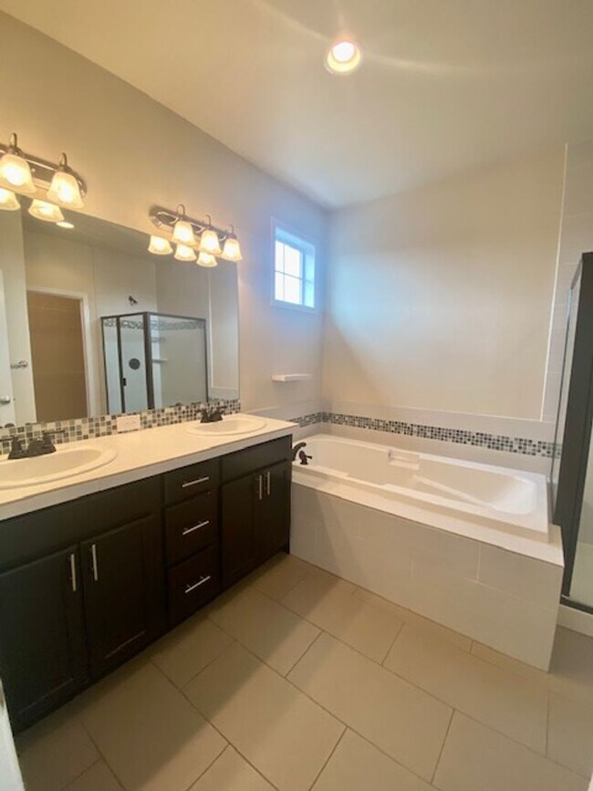 Building Photo - Beautifully Renovated 4 bedroom Home with attached 4 car garage!