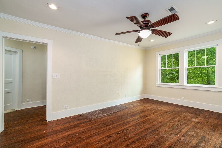 Building Photo - 409 13th St W