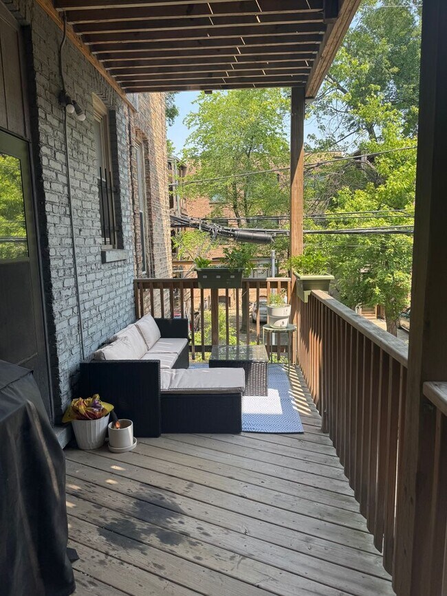 Building Photo - Great Wicker Park Location! Renovated 2 BR!