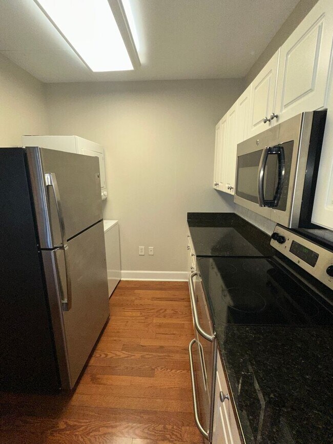 Building Photo - 1 Bed, 1 Bath at Carolina Walk - Steps from Williams Brice Stadium!