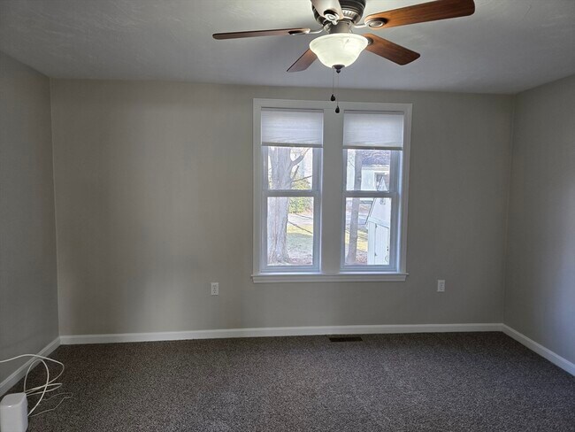 Building Photo - 284 School St