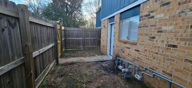 Building Photo - AVAILABLE NOW! 2 Bed / 1.5 Bath Townhome in Longview!