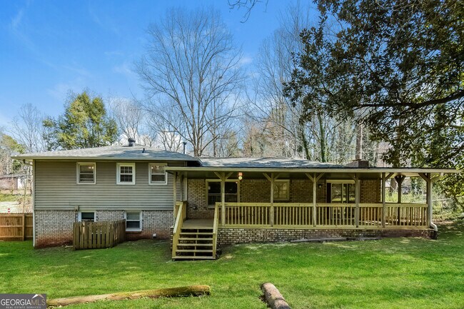Building Photo - 5613 Woodland Dr