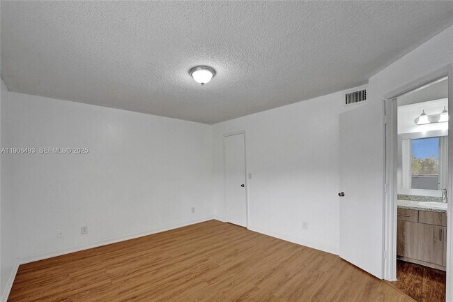 Building Photo - 417 Vista Isles Dr