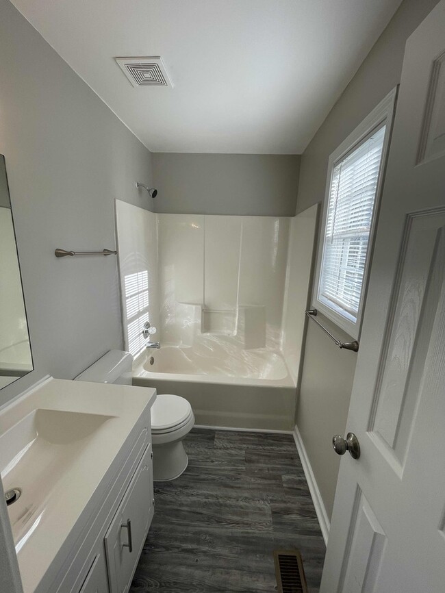 Building Photo - 320 Donna Dr