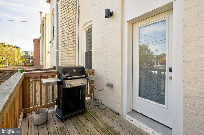 Building Photo - 1214 Linden Pl NE