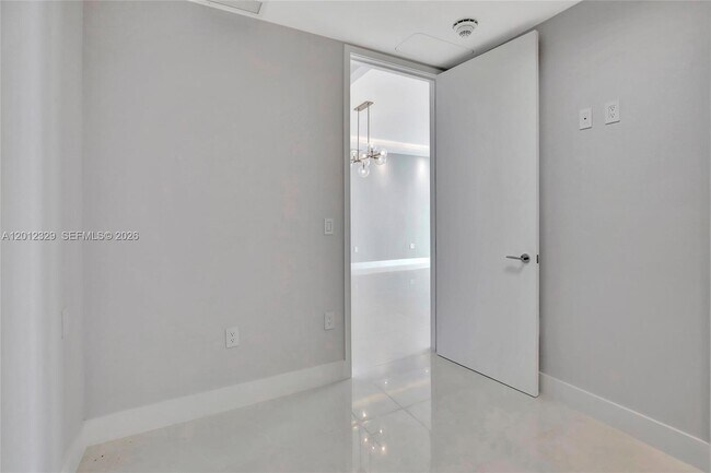 Building Photo - 15701 Collins Ave