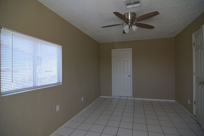 Building Photo - Updated 3 Bedroom 1 Bath Home! Central Tucson Location!