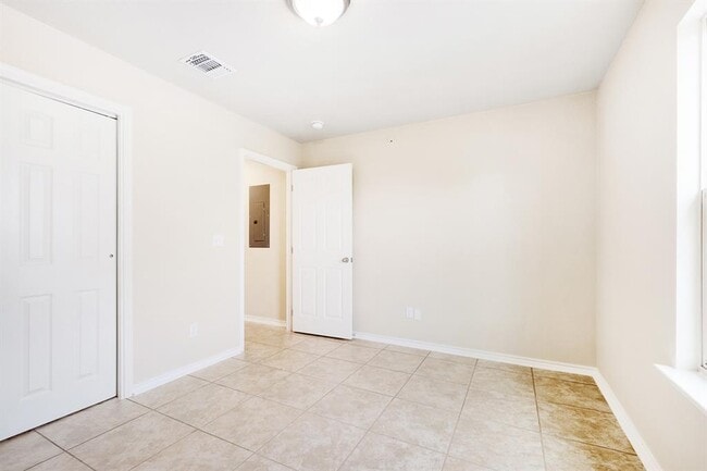 Building Photo - 2200 Creekside Ln