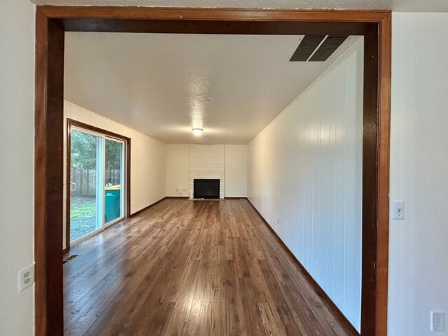 Building Photo - Timeless 5 Bed, 2.5 Bath Home - SW Beaverton