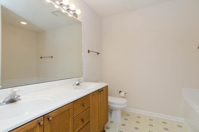 Building Photo - 7511 Old Oak Rd