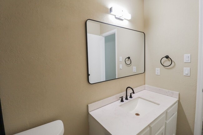 Building Photo - 3 bed/2bath! Fully remodeled!