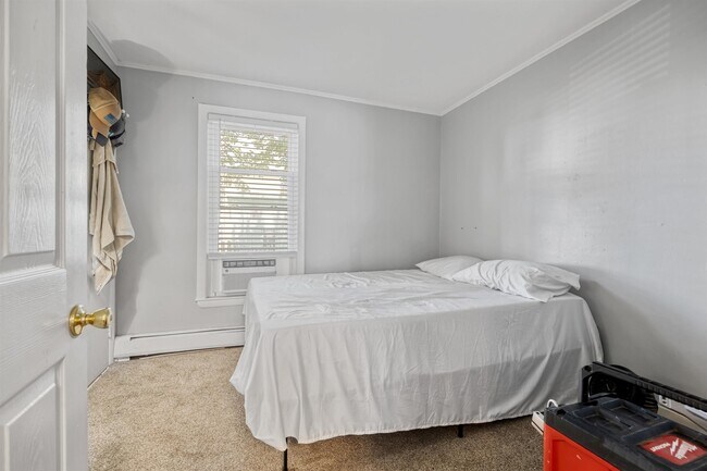 Building Photo - 429 Cartier St