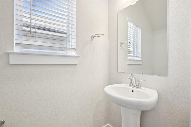 Building Photo - 2332 Delano Dr