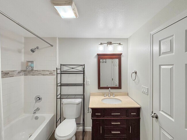 Building Photo - Charming 3BD/1BA Condo in University Heigh...