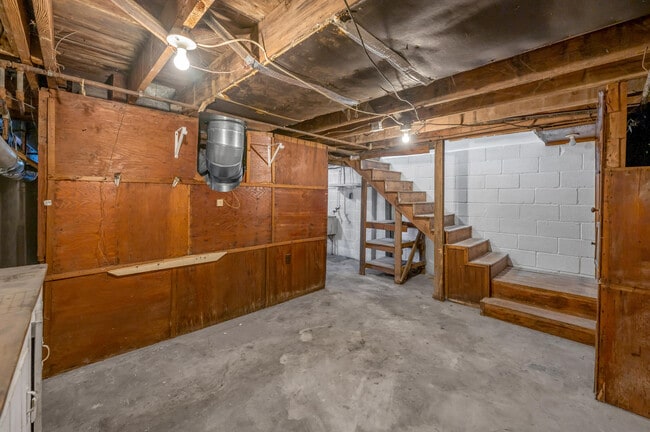 Building Photo - 494 Bob O Link Dr