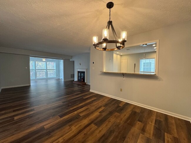 Building Photo - Sun-filled And Spacious 2 Bed 2 Bath Condo With Balcony In Desired Willow Point