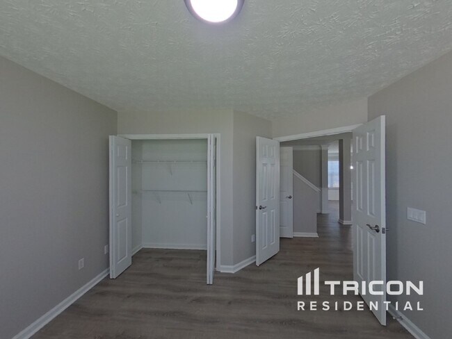 Building Photo - 1631 Royal Ives Dr SE
