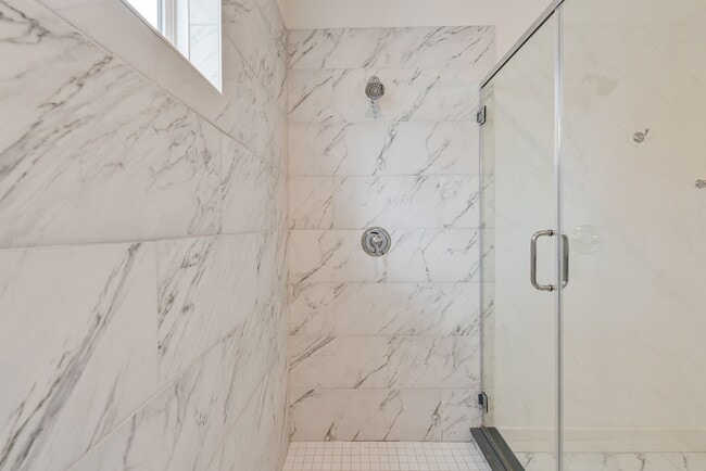 Building Photo - 2719 Oakwood Crst Ln