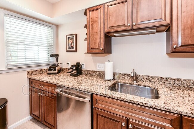 Building Photo - 2911-D S Woodstock St