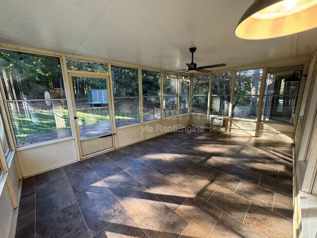 Building Photo - 335 Charlyne Way