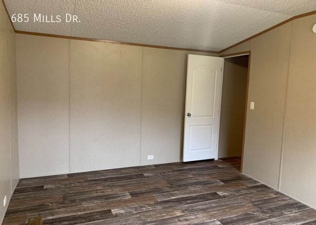 Building Photo - 685 W Mills Dr