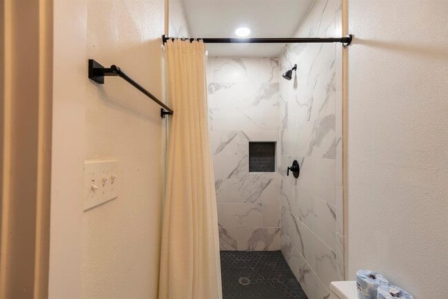 Building Photo - 1707 Deerfield Dr